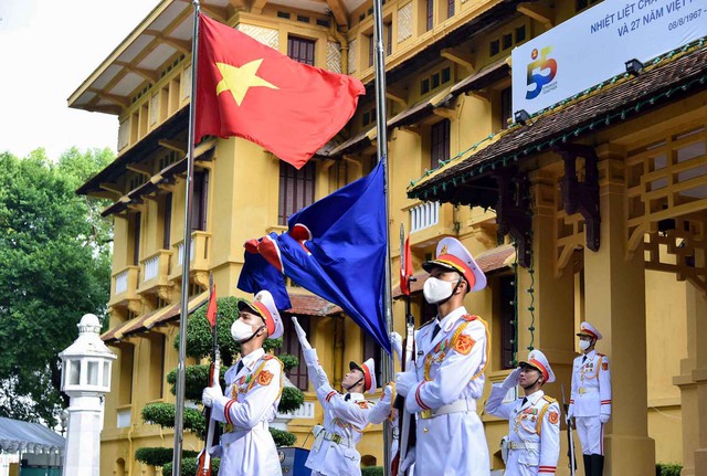 Lễ thượng cờ kỷ niệm 55 năm thành lập ASEAN - Ảnh 4.