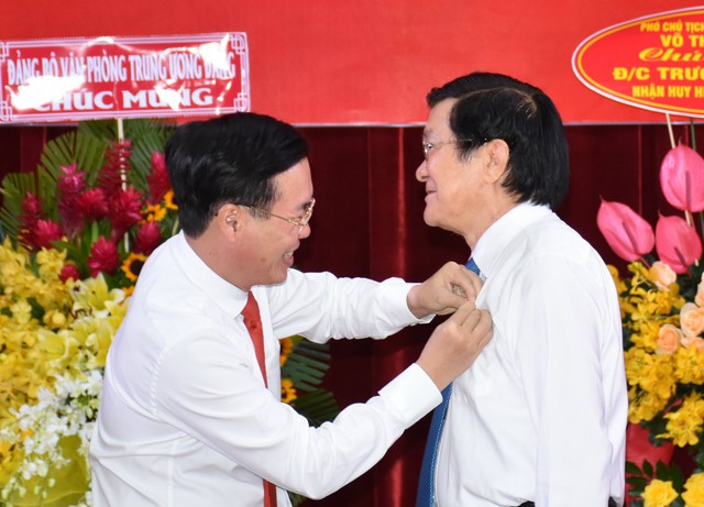 Trao Huy hiệu 50 năm tuổi Đảng cho nguyên Chủ tịch nước Trương Tấn Sang - Ảnh 1.