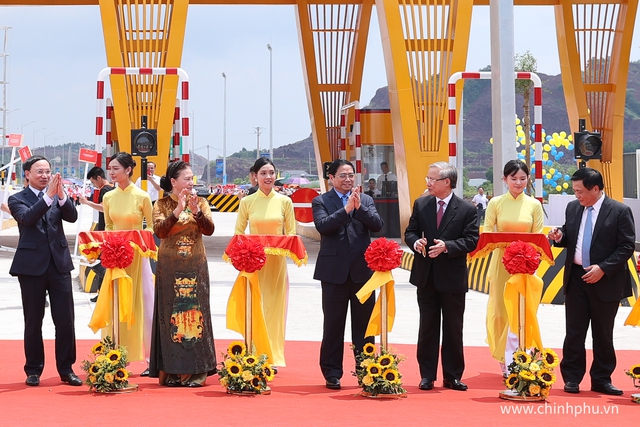 Chùm ảnh: Thủ tướng dự lễ khánh thành cao tốc Vân Đồn-Móng Cái - Ảnh 7.