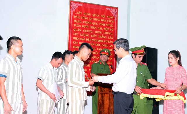 Công bố quyết định đặc xá của Chủ tịch nước tại Trại giam Vĩnh Quang - Ảnh 2.