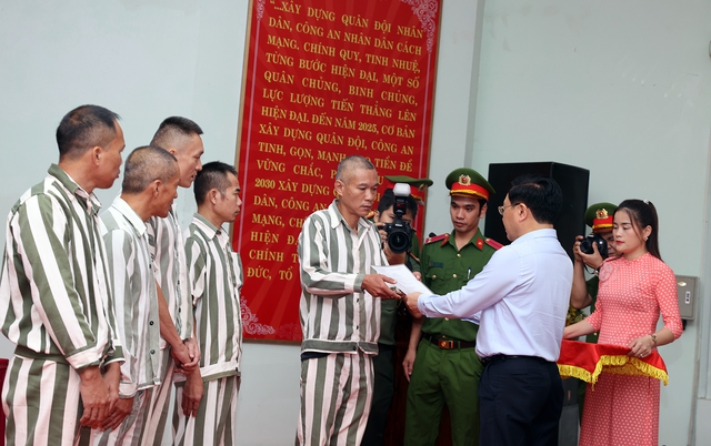 Công bố quyết định đặc xá của Chủ tịch nước tại Trại giam Vĩnh Quang - Ảnh 1.
