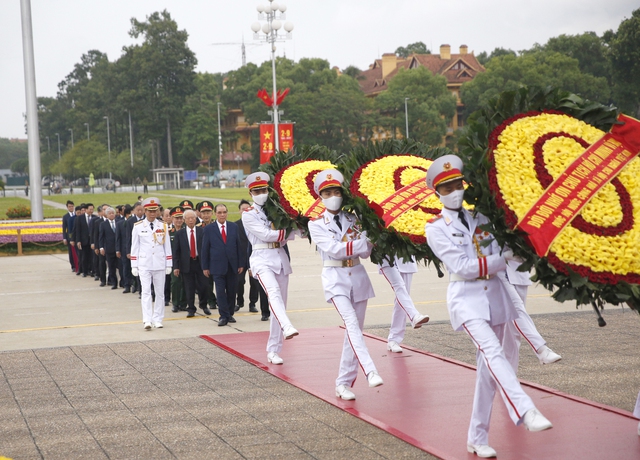 Lãnh đạo Đảng và Nhà nước viếng Chủ tịch Hồ Chí Minh - Ảnh 2.