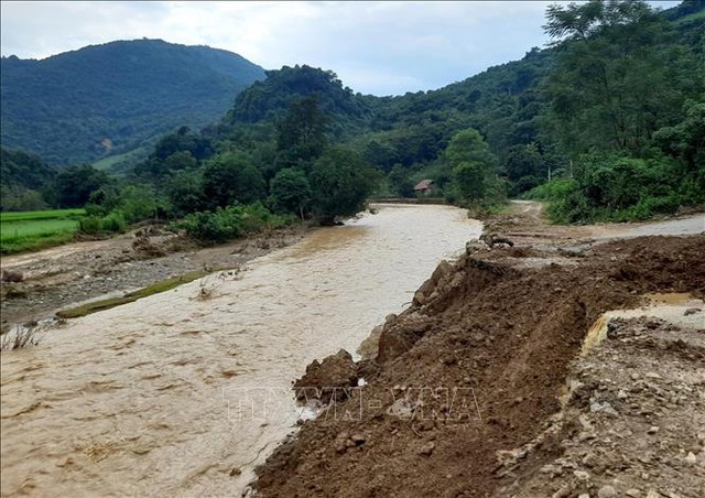 Nhiều địa phương khẩn trương khắc phục hậu quả mưa lũ - Ảnh 2.