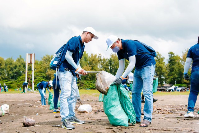 Nestlé Việt Nam tham gia làm sạch bãi biển góp phần giảm thiểu rác thải đại dương - Ảnh 1.