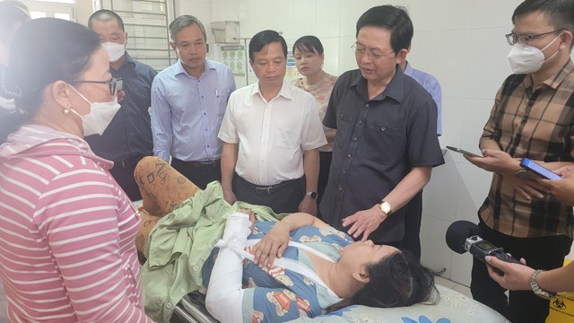 Bình Định khẩn trương khắc phục hậu quả, hỗ trợ các nạn nhân tại KCN Nhơn Hòa - Ảnh 1. Bình Định khẩn trương khắc phục hậu quả, hỗ trợ các nạn nhân tại KCN Nhơn Hòa - Ảnh 1.