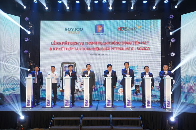 Petrolimex đẩy mạnh dịch vụ thanh toán không dùng tiền mặt - Ảnh 1. Petrolimex đẩy mạnh dịch vụ thanh toán không dùng tiền mặt - Ảnh 1.