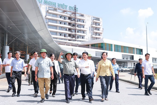 Chùm ảnh: Thủ tướng kiểm tra, đôn đốc 3 dự án bệnh viện lớn tại Hà Nam - Ảnh 2.