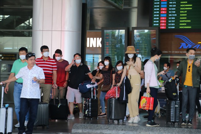 Hai ngày đầu của kỳ nghỉ lễ, các khu, điểm du lịch Đà Nẵng kín khách - Ảnh 1. Hai ngày đầu của kỳ nghỉ lễ, các khu, điểm du lịch Đà Nẵng kín khách - Ảnh 1.