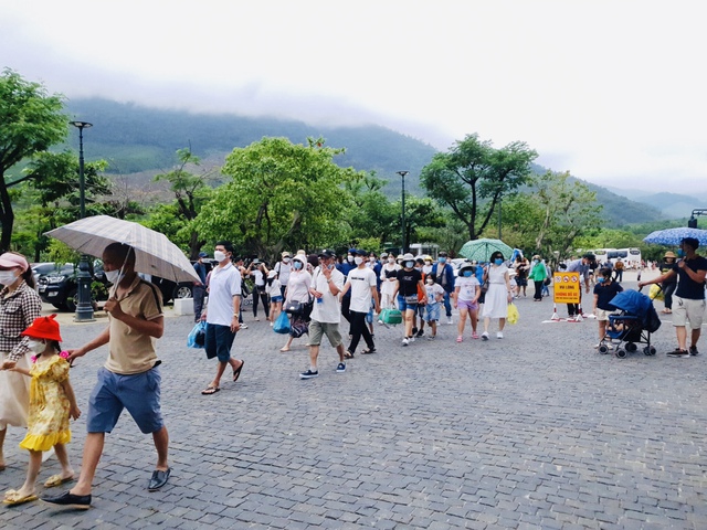 Hai ngày đầu của kỳ nghỉ lễ, các khu, điểm du lịch Đà Nẵng kín khách - Ảnh 2. Hai ngày đầu của kỳ nghỉ lễ, các khu, điểm du lịch Đà Nẵng kín khách - Ảnh 2.