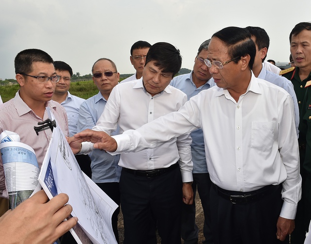 Phó Thủ tướng khảo sát về quy hoạch Cảng Hàng không quốc tế Nội Bài - Ảnh 2.