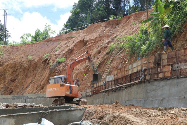 Quảng Ngãi: Đẩy nhanh tiến độ công trình cho người dân miền núi trước mùa mưa bão - Ảnh 1.