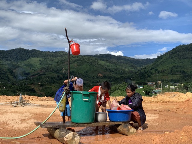 Quảng Ngãi: Đẩy nhanh tiến độ công trình cho người dân miền núi trước mùa mưa bão - Ảnh 4. Quảng Ngãi: Đẩy nhanh tiến độ công trình cho người dân miền núi trước mùa mưa bão - Ảnh 4.