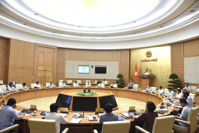 Thủ tướng chủ trì phiên họp Chính phủ về xây dựng pháp luật và ổn định kinh tế vĩ mô - Ảnh 2.