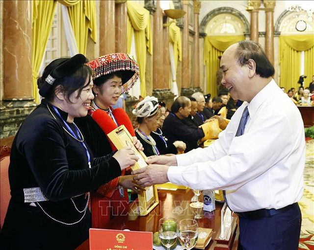 Chủ tịch nước gặp mặt đại biểu đồng bào dân tộc thiểu số tỉnh Cao Bằng - Ảnh 2.