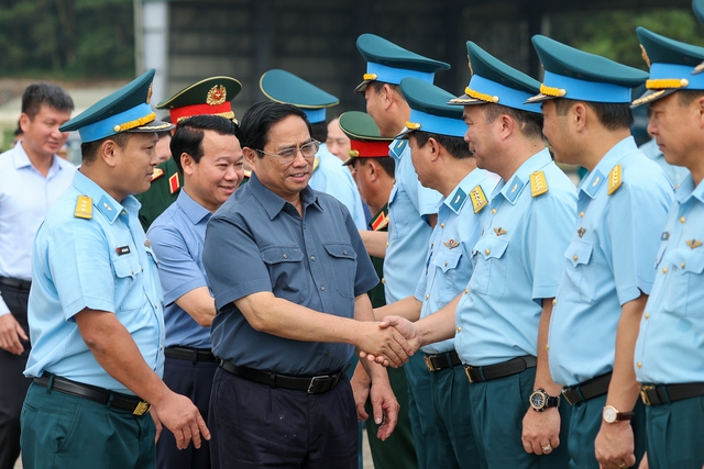 Thủ tướng thăm Trung đoàn Không quân tiêm kích đầu tiên, khảo sát sân bay quân sự Yên Bái - Ảnh 1.