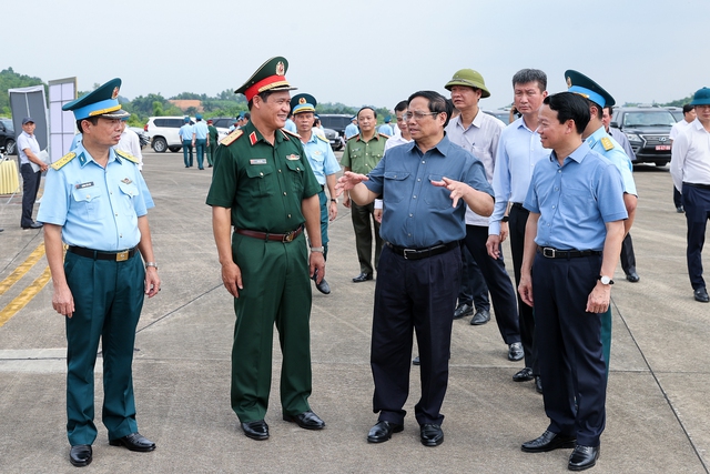 Thủ tướng thăm Trung đoàn Không quân tiêm kích đầu tiên, khảo sát sân bay quân sự Yên Bái - Ảnh 3.