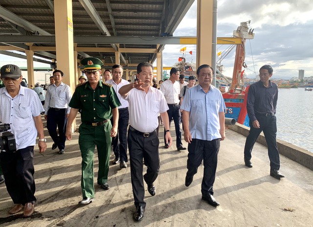 Bộ trưởng Bộ NN&PTNN kiểm tra công tác phòng chống bão tại TP. Đà Nẵng - Ảnh 1.