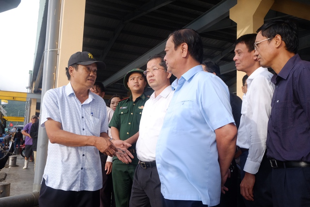 Bộ trưởng Bộ NN&PTNN kiểm tra công tác phòng chống bão tại Đà Nẵng - Ảnh 2. Bộ trưởng Bộ NN&PTNN kiểm tra công tác phòng chống bão tại Đà Nẵng - Ảnh 2.
