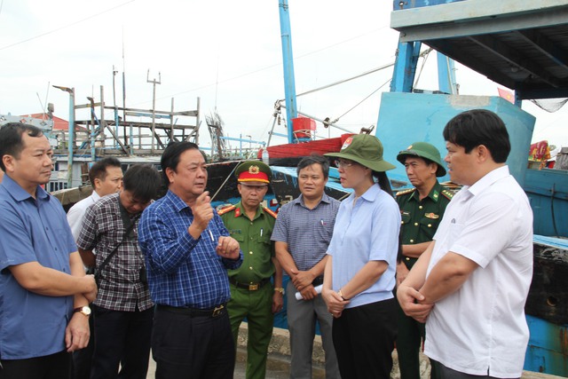 Bộ trưởng Bộ NN&PTNT Lê Minh Hoan kiểm tra công tác phòng chống bão tại Quảng Ngãi - Ảnh 1.