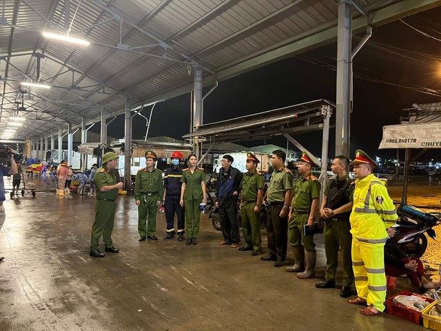 Công an Đà Nẵng xuyên đêm giúp dân chống bão Noru - Ảnh 2. Công an Đà Nẵng xuyên đêm giúp dân chống bão Noru - Ảnh 2.