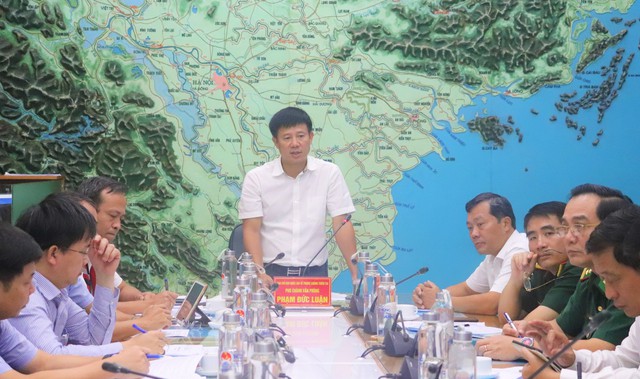Khẩn trương kêu gọi tàu thuyền thoát khỏi khu vực nguy hiểm trong bão số 4 - Ảnh 2. Khẩn trương kêu gọi tàu thuyền thoát khỏi khu vực nguy hiểm trong bão số 4 - Ảnh 2.