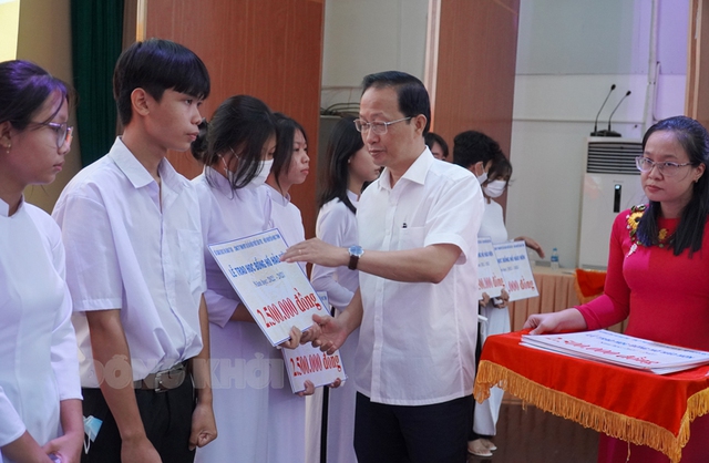 263 học sinh Bến Tre nhận học bổng Hồ Hảo Hớn và xe đạp tình thương - Ảnh 1.