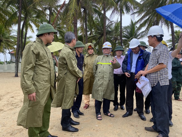 Bộ trưởng Lê Minh Hoan kiểm tra công tác phòng chống bão tại Quảng Nam - Ảnh 1.