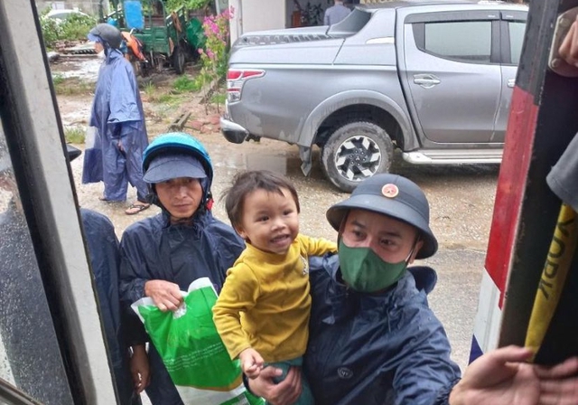 Lực lượng vũ trang hỗ trợ sơ tán người dân tại xã Bình Đông, huyện Bình Sơn, tỉnh Quảng Ngãi - Ảnh: VGP
