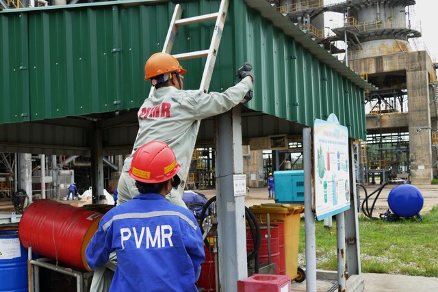NMLD Dung Quất đã sẵn sàng ứng phó với bão số 4 - Ảnh 4. NMLD Dung Quất đã sẵn sàng ứng phó với bão số 4 - Ảnh 4.