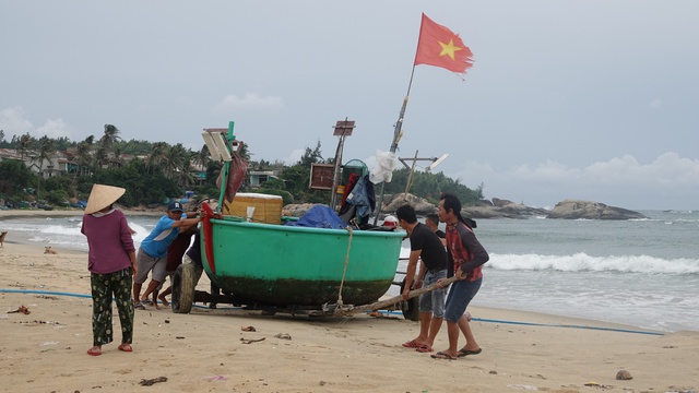 Bình Định: sơ tán hơn 65.000 người dân - Ảnh 6. Bình Định: sơ tán hơn 65.000 người dân - Ảnh 6.
