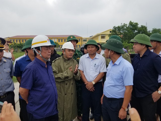 Bộ trưởng Bộ NN&PTNT đôn đốc công tác ứng phó bão tại Thừa Thiên Huế - Ảnh 1.