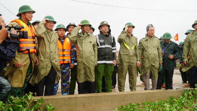Phó Thủ tướng Lê Văn Thành họp với các địa phương về ảnh hưởng của bão số 4 sau khi đổ bộ - Ảnh 4.
