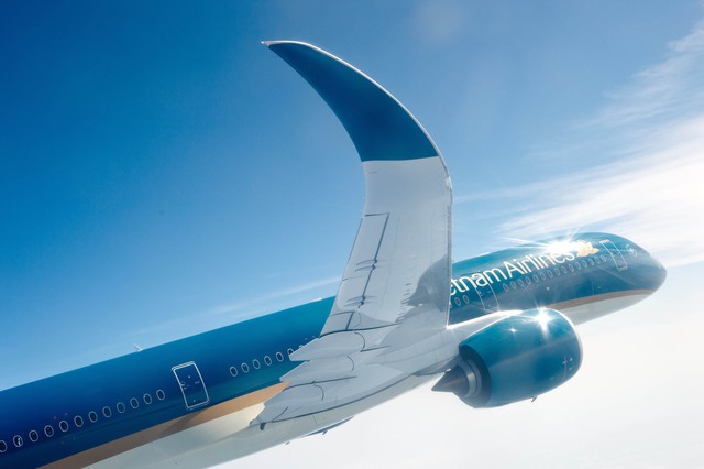 Vietnam Airlines đưa tàu bay thân rộng giải tỏa khách sau bão Noru - Ảnh 1.