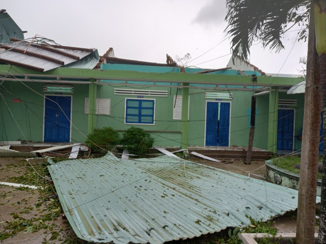 Hình ảnh thiệt hại ban đầu do ảnh hưởng của bão số 4 tại miền Trung - Ảnh 6.