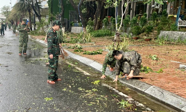 Đà Nẵng: Khẩn trương khắc phục thiệt hại sau bão - Ảnh 7.
