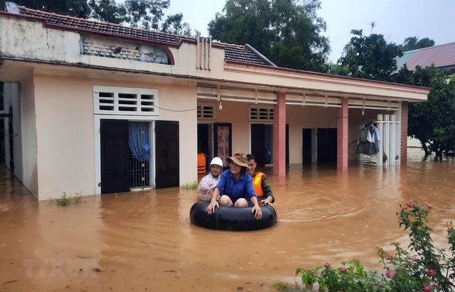 Chưa có thiệt hại về người ở bốn tỉnh vùng tâm bão Noru - Ảnh 2.