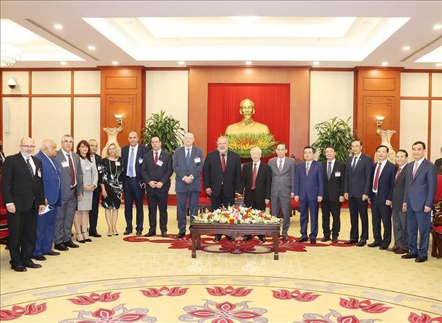 Tổng Bí thư Nguyễn Phú Trọng chụp ảnh lưu niệm với Đoàn đại biểu cấp cao Chính phủ Cuba thực hiện chuyến thăm hữu nghị chính thức tới Việt Nam từ ngày 28/9 đến 2/10 - Ảnh: TTXVN