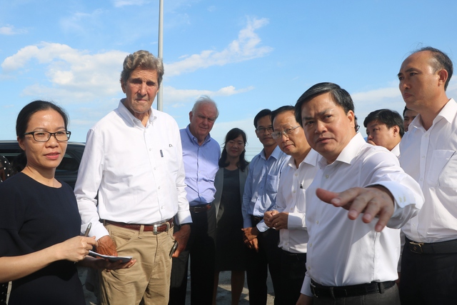Đặc phái viên của Tổng thống Hoa Kỳ về biến đổi khí hậu John Kerry làm việc tại Bến Tre - Ảnh 1.