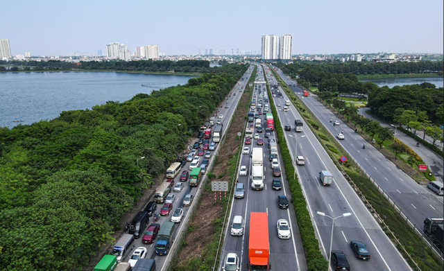 Người dân trở lại sau kỳ nghỉ lễ, cửa ngõ Thủ đô ùn tắc - Ảnh 1.