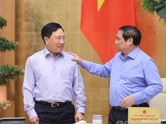 Thủ tướng trao đổi cùng Phó Thủ tướng Thường trực Phạm Bình Minh tại phiên họp - Ảnh: VGP/Nhật Bắc