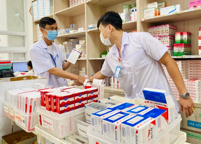 Thủ tướng yêu cầu bảo đảm thuốc, trang thiết bị y tế để phục vụ công tác khám bệnh, chữa bệnh - Ảnh 1.