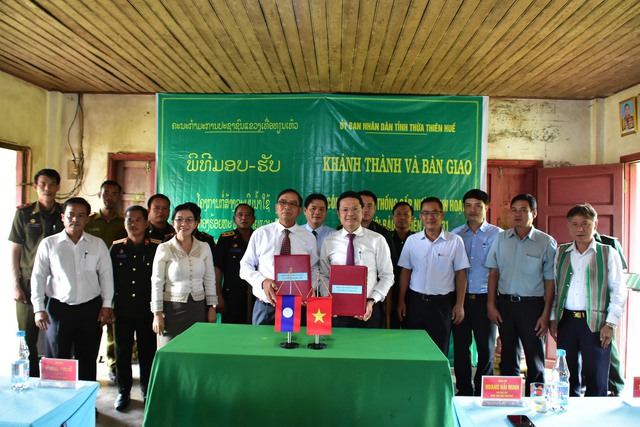 Thừa Thiên Huế trao tặng công trình cấp nước cho lực lượng bảo bệ biên giới Lào - Ảnh 1.