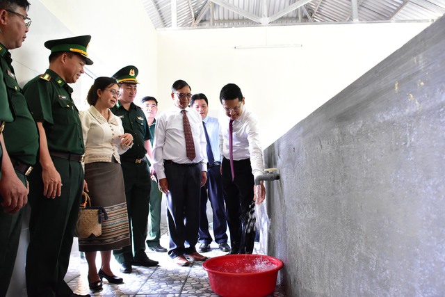 Thừa Thiên Huế trao tặng công trình cấp nước cho lực lượng bảo bệ biên giới Lào - Ảnh 3.