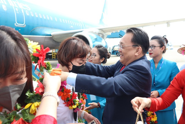 Khánh Hòa đón 2 chuyến bay từ Hàn Quốc và Kazakstan trong ngày đầu năm mới - Ảnh 1.