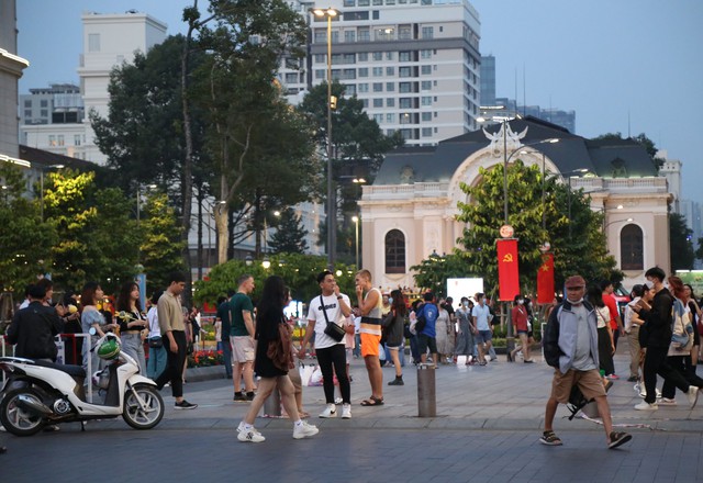 Người dân TPHCM tưng bừng chào đón năm mới 2023 - Ảnh 13.