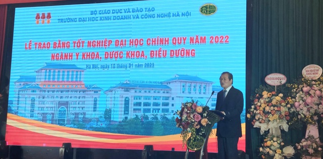 Đại học KD&CN Hà Nội trao Bằng tốt nghiệp cho gần 300 sinh viên khối Sức khỏe - Ảnh 2.