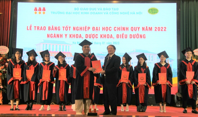 Đại học KD&CN Hà Nội trao Bằng tốt nghiệp cho gần 300 sinh viên khối Sức khỏe - Ảnh 1.