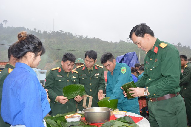 Bộ đội cụ Hồ đưa xuân về với bà con Trà Leng - Ảnh 2.