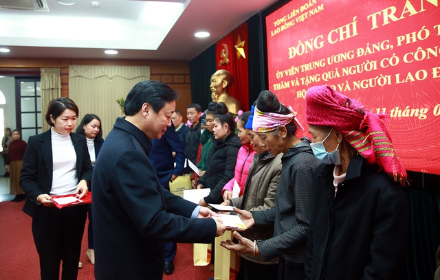 Phó Thủ tướng Trần Hồng Hà thăm, tặng quà hộ nghèo, gia đình chính sách tại Sơn La - Ảnh 2.