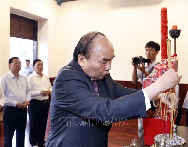 Chủ tịch nước Nguyễn Xuân Phúc thăm, chúc Tết gia đình các cố lãnh đạo Đảng, Nhà nước - Ảnh 1.